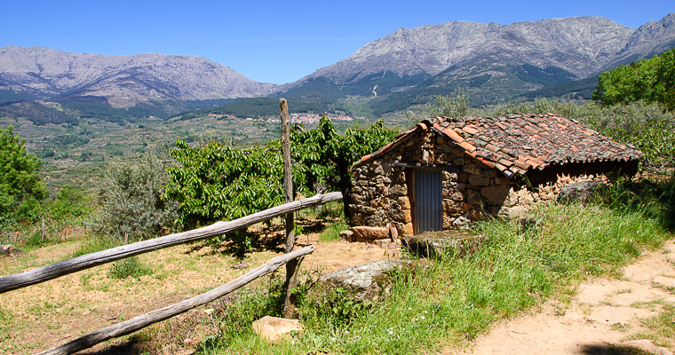 Casilla típica de campo, con la sierra de Gredos al fondo