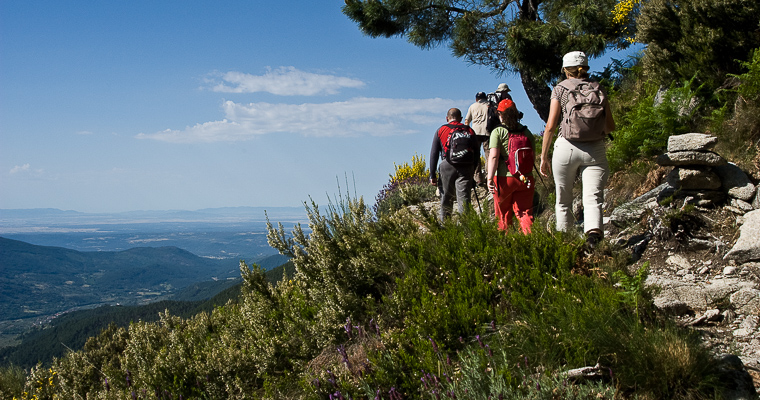 Un grupo de senderistas en la primera parte de la senda de La Rubía.